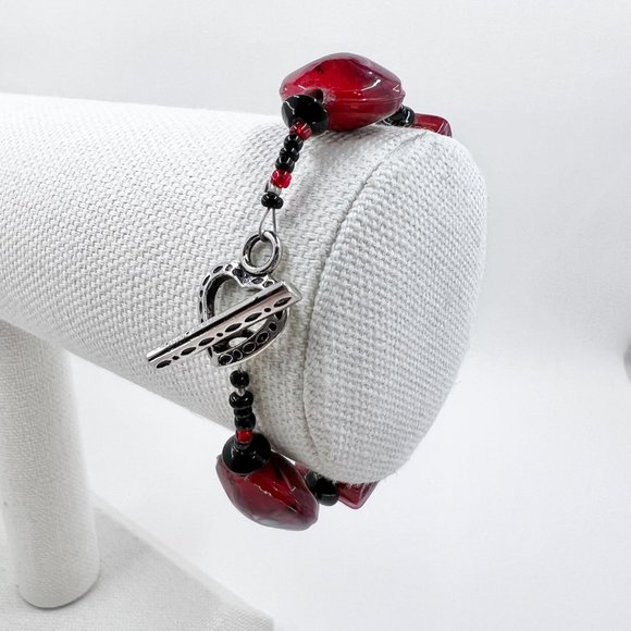 Red & Black Swirled Glass Beaded Silver Tone Heart Toggle Clasp 7” Bracelet - Picture 3 of 6